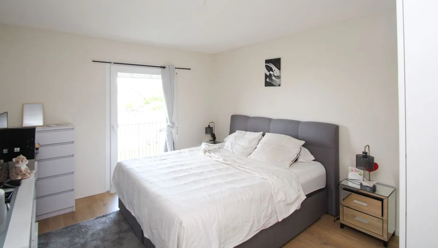 Sehr schöne 3,5 Zimmer mit großem Balkon und herrlichem Blick auf das Land - Foto 8 von 12