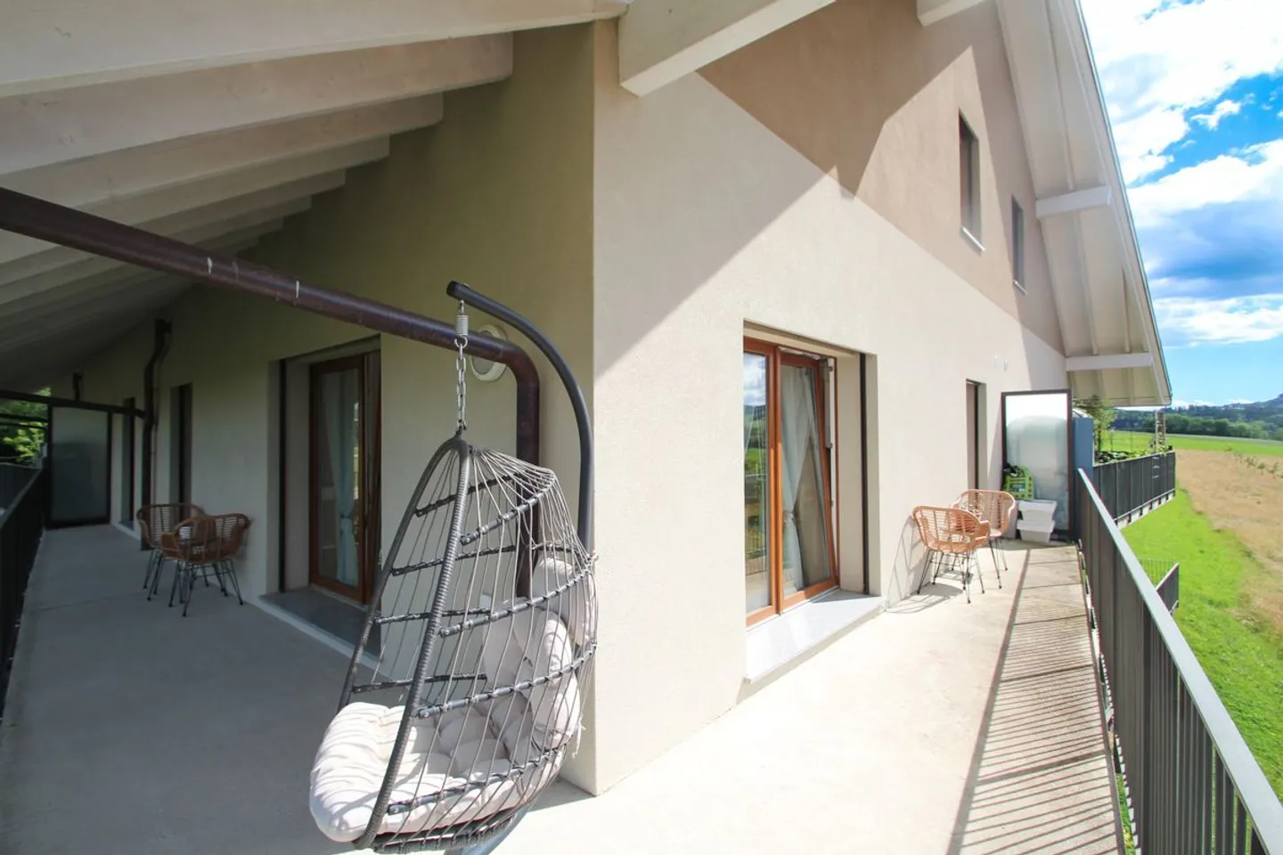 Sehr schöne 3,5 Zimmer mit großem Balkon und herrlichem Blick auf das Land - Foto 10 von 12
