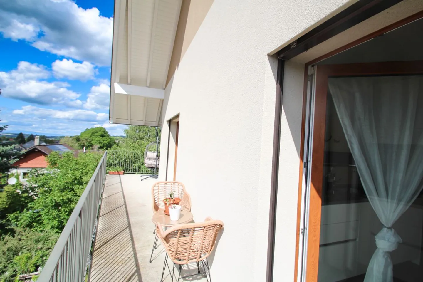 Sehr schöne 3,5 Zimmer mit großem Balkon und herrlichem Blick auf das Land - Foto 2 von 12