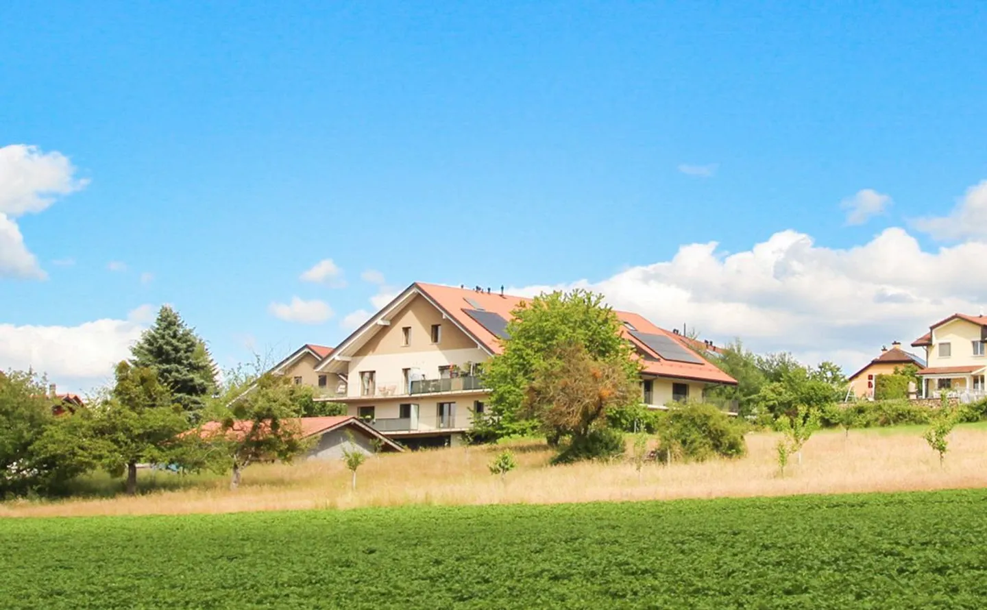 Sehr schöne 3,5 Zimmer mit großem Balkon und herrlichem Blick auf das Land - Foto 3 von 12