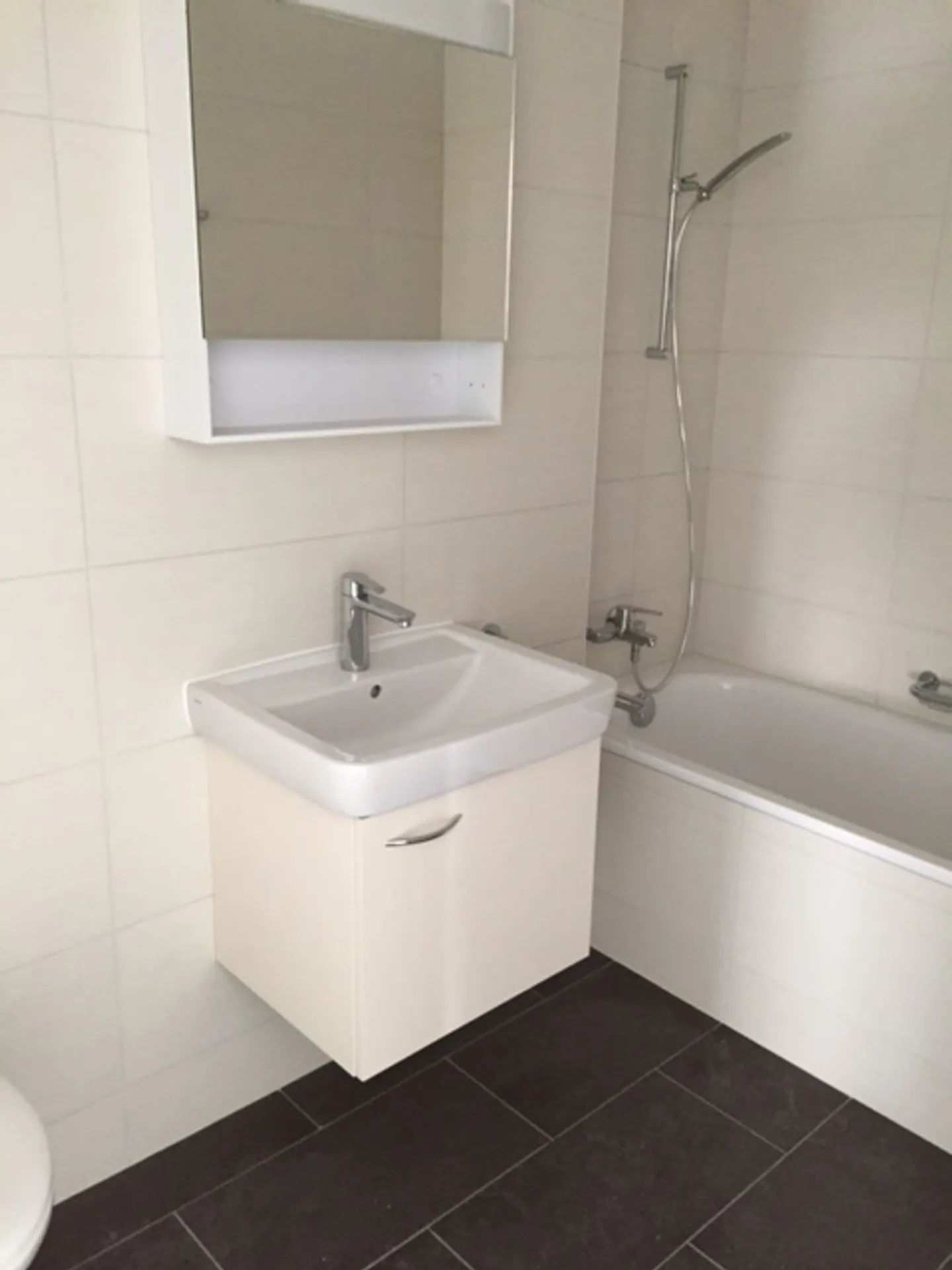 Courtaman, nice 2.5 rooms on the 3rd floor of a small building, green corner - Photo 2 of 2