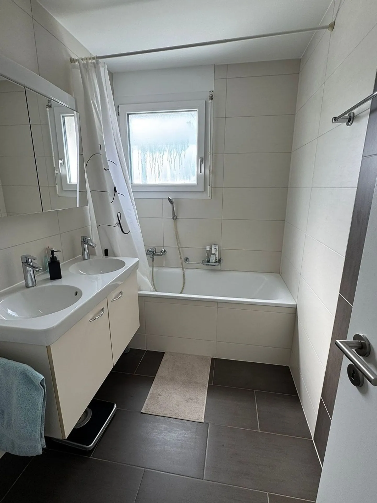 Très beau logement dans petit immeuble, coin verdoyant, de 3,5 pièces avec balcon - Photo 4 of 6