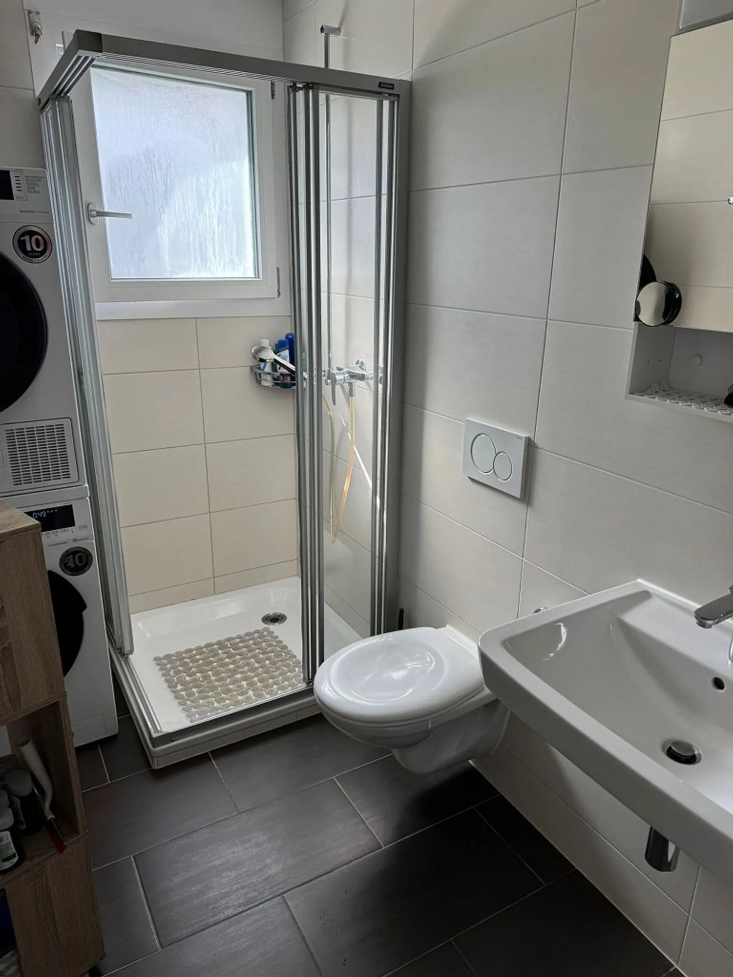 Très beau logement dans petit immeuble, coin verdoyant, de 3,5 pièces avec balcon - Photo 5 of 6