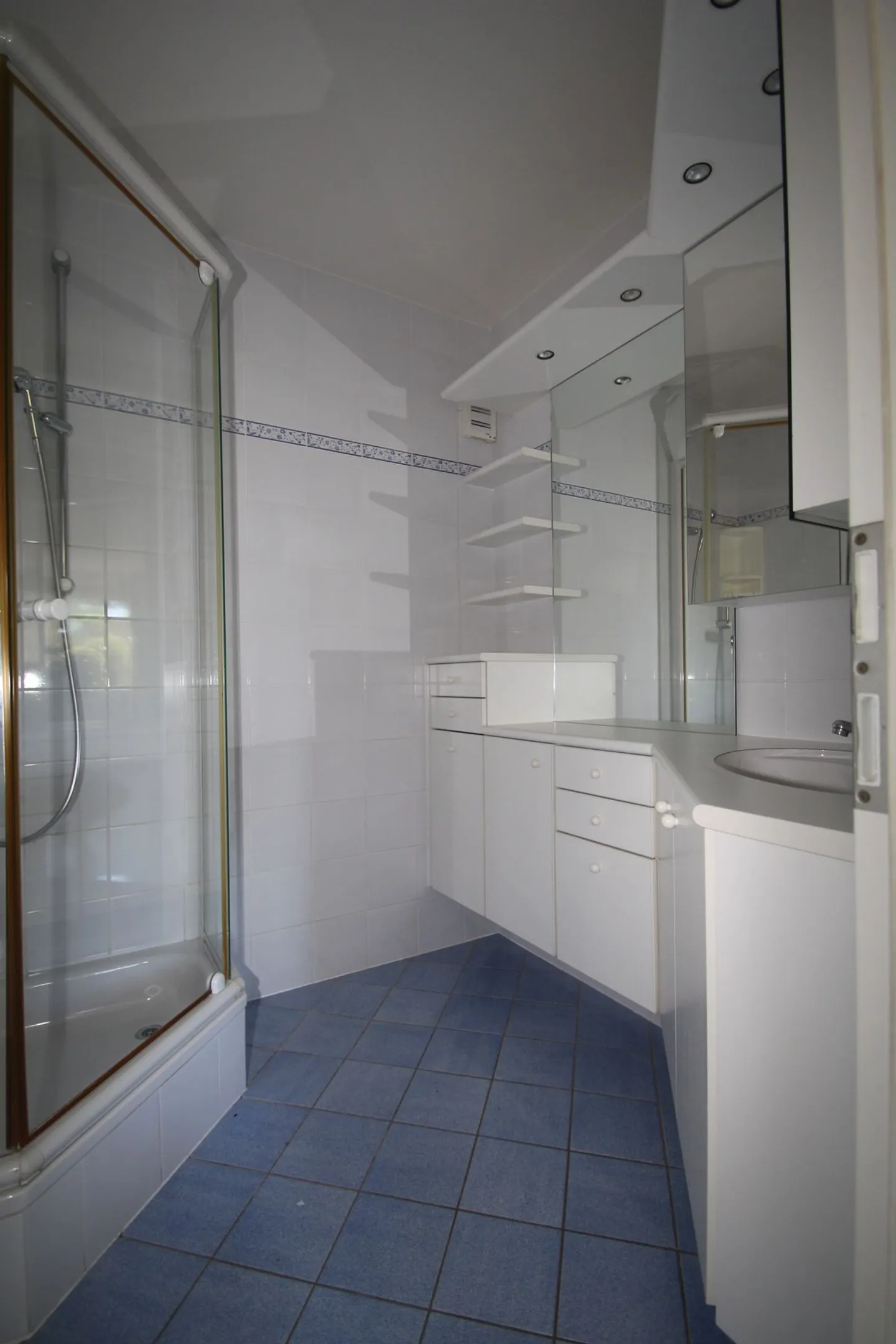 In a lovely condominium, for rent 2.5 rooms on the ground floor with terrace and garden - Photo 2 of 3