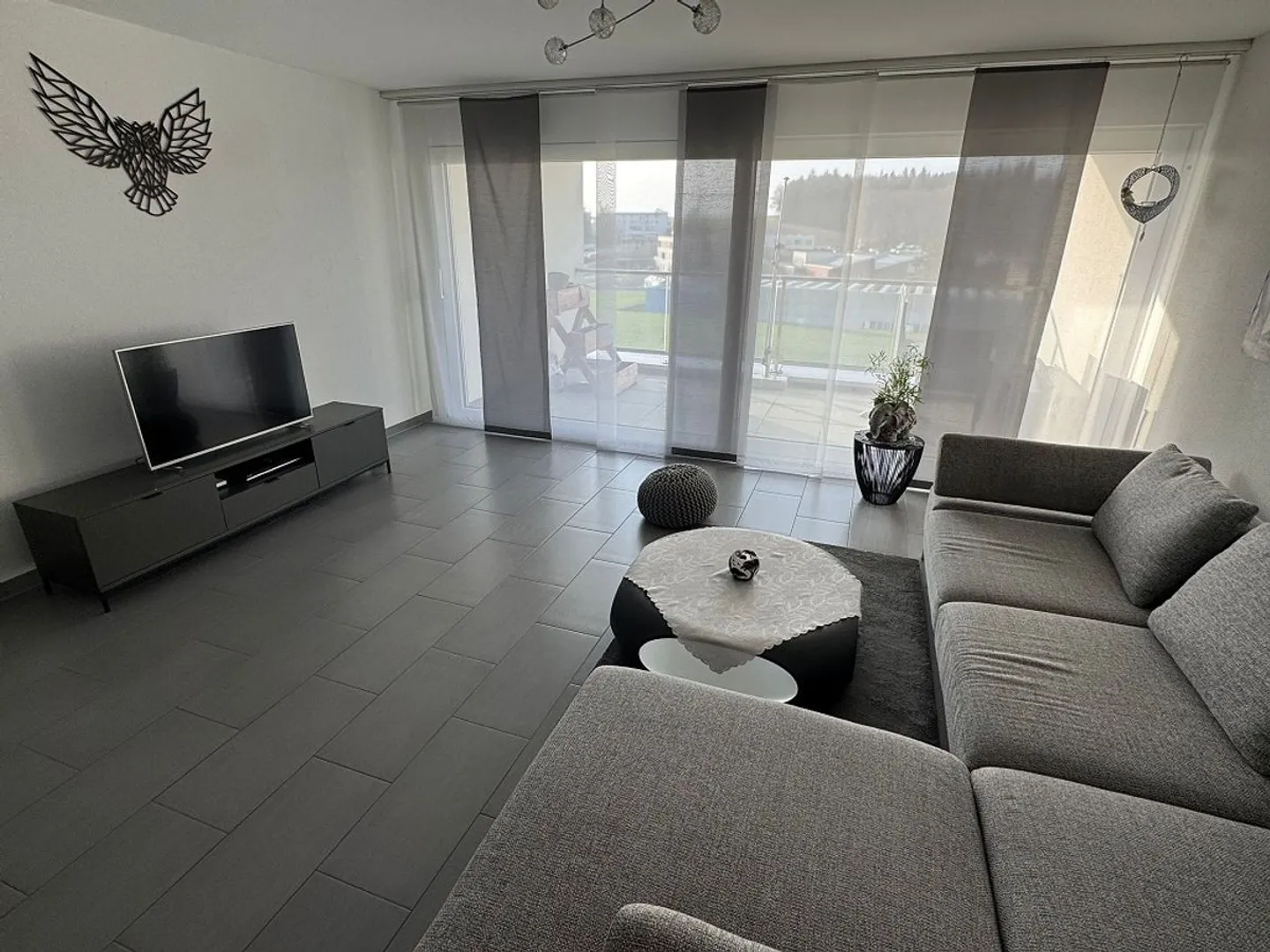 Très beau logement dans petit immeuble, coin verdoyant, de 3,5 pièces avec balcon - Photo 2 of 6