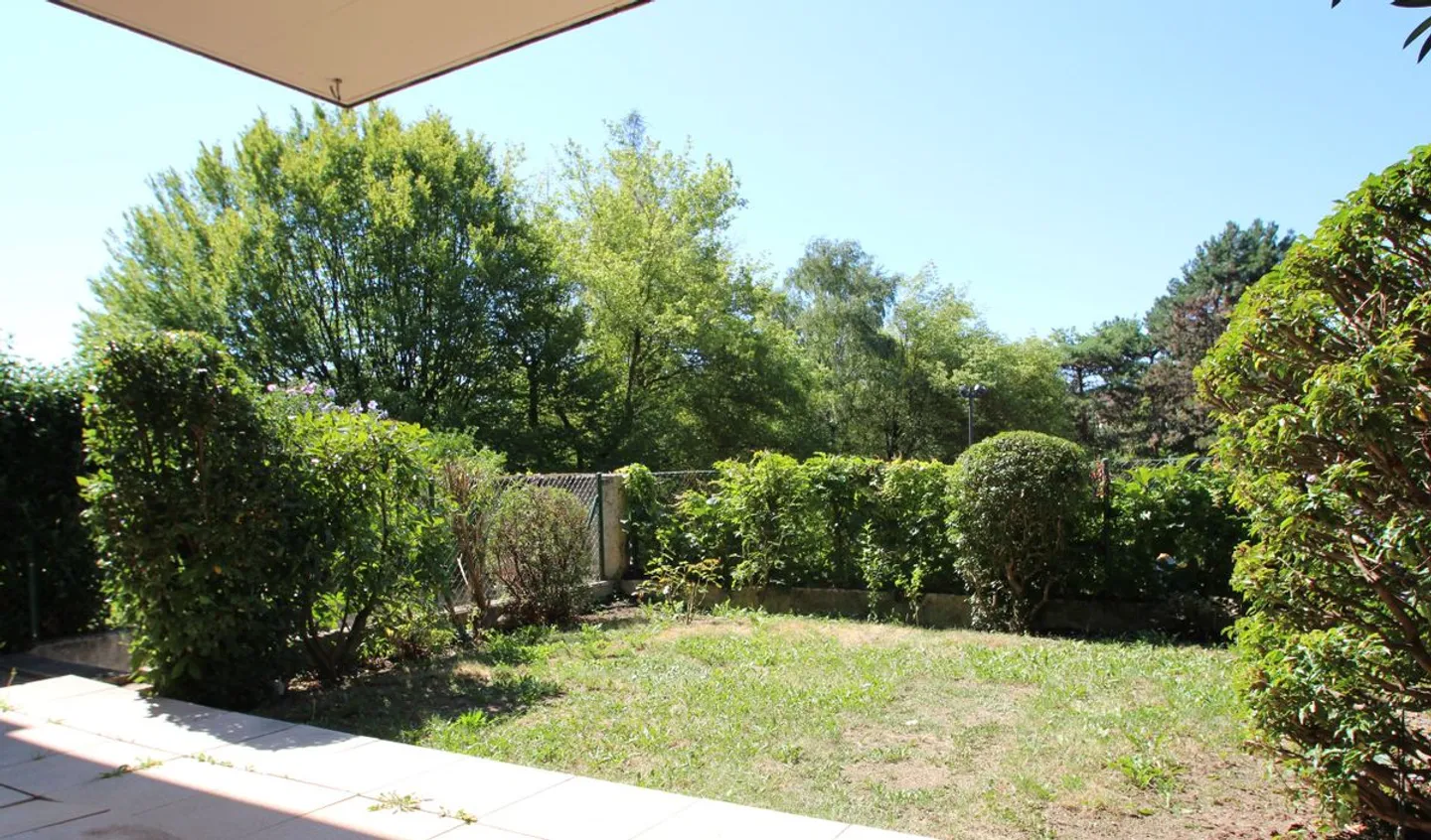 In a lovely condominium, for rent 2.5 rooms on the ground floor with terrace and garden - Photo 3 of 3