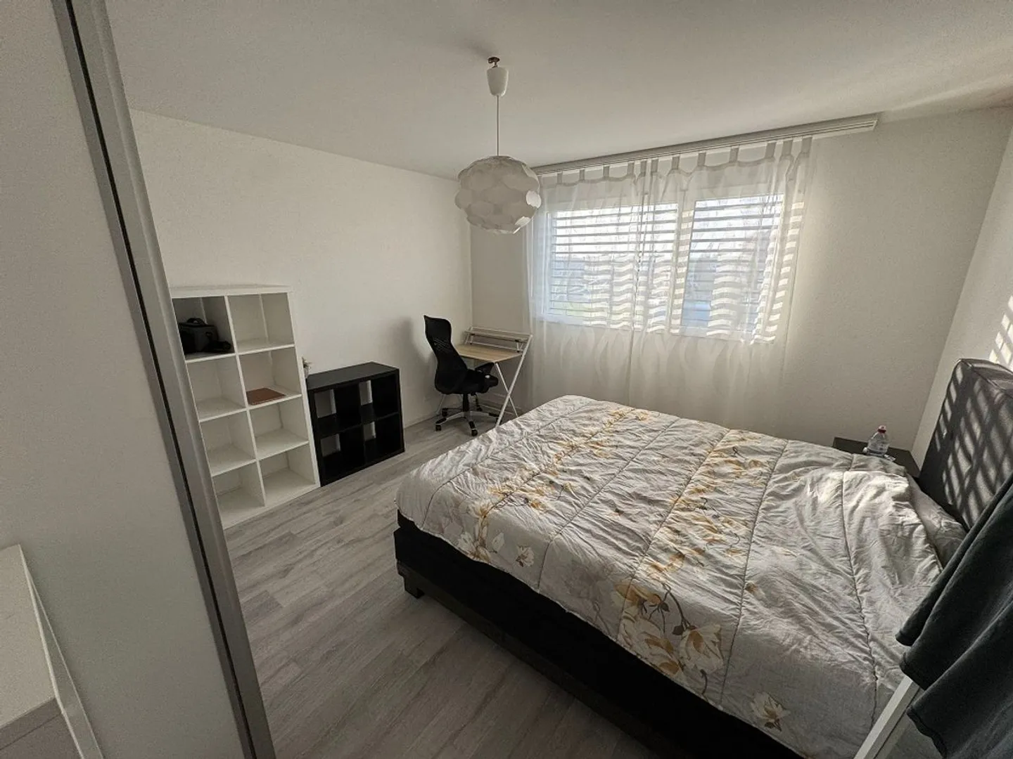 Très beau logement dans petit immeuble, coin verdoyant, de 3,5 pièces avec balcon - Photo 3 of 6