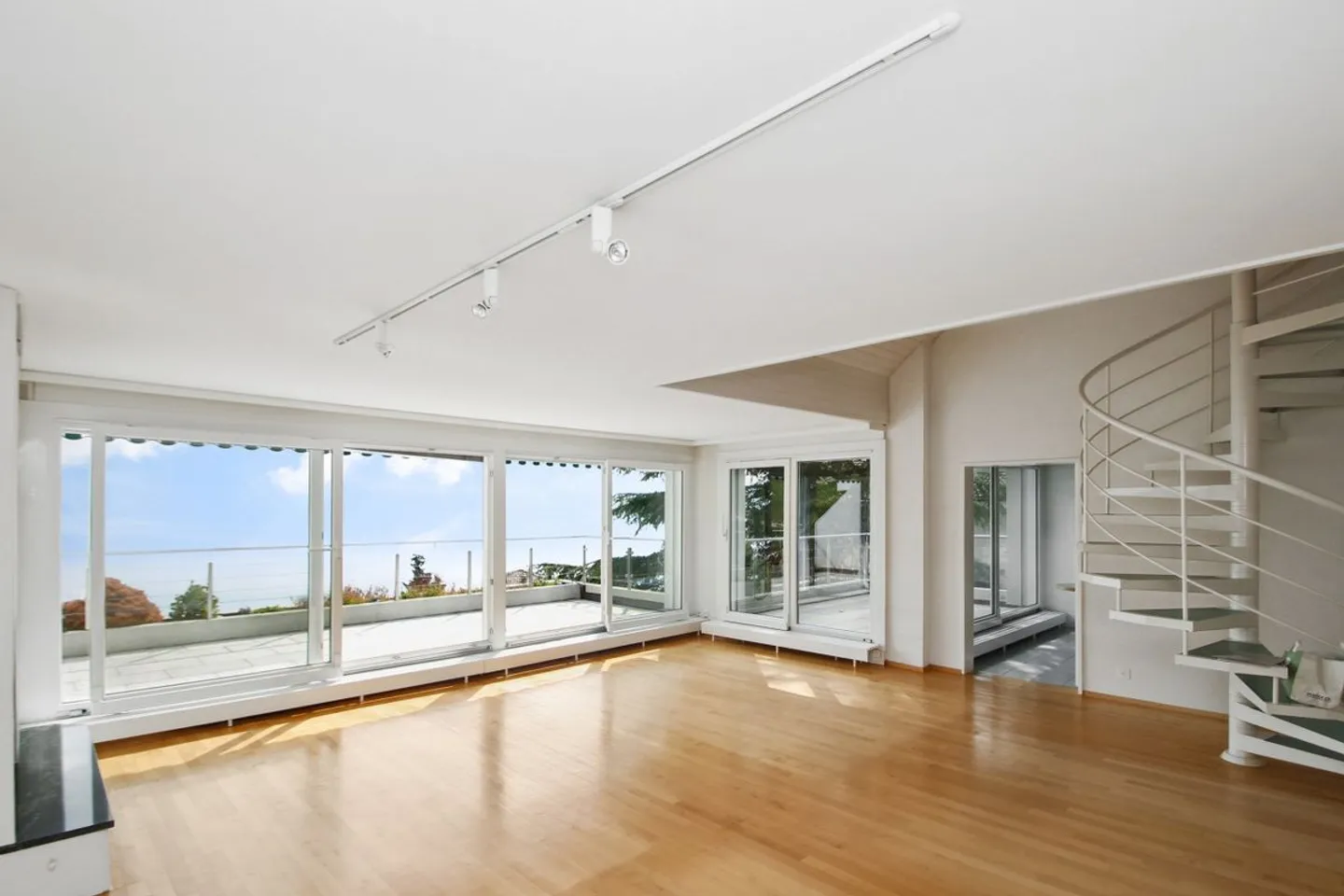 Appartement Éblouissant avec Vue sur le Lac - Photo 4 sur 13