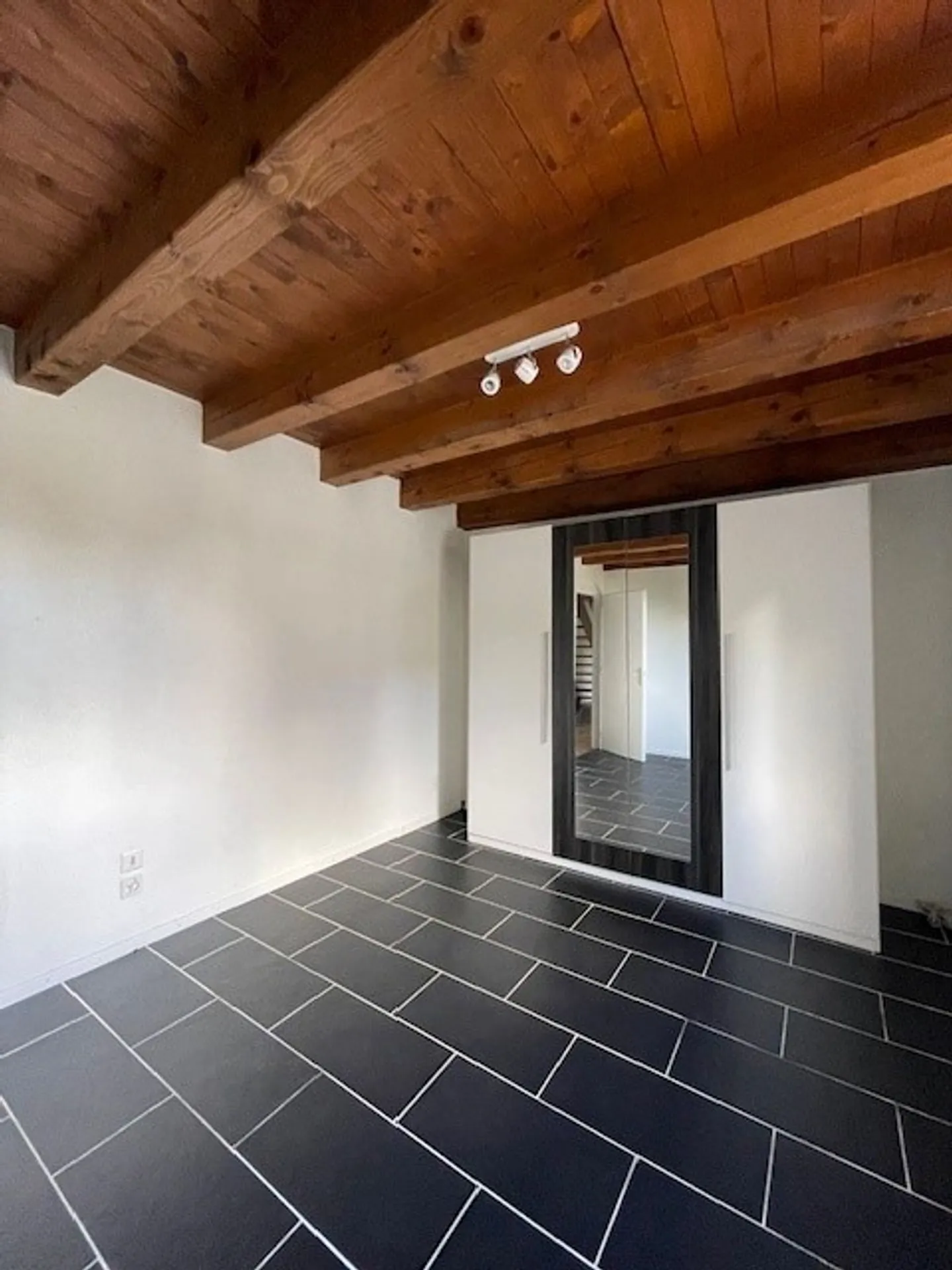 Appartement de 3,5 pièces en triplex avec terrasse proche de toutes les commodités - Foto 3 von 9