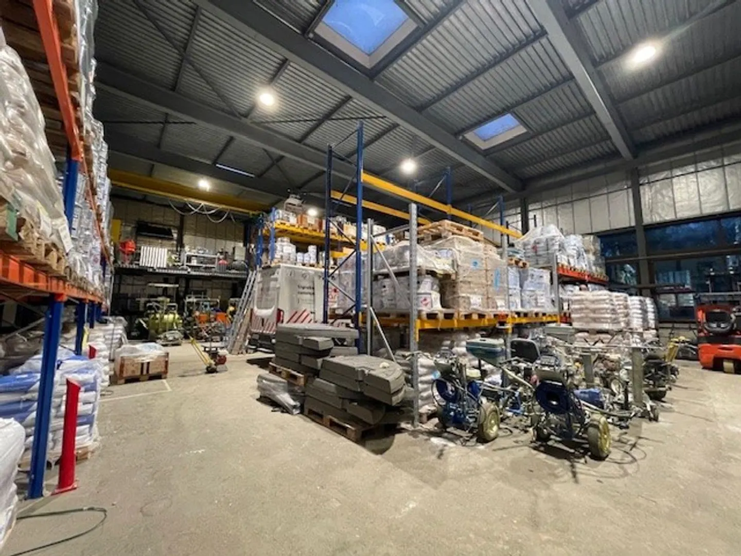 Hall - warehouse - office - Photo 2 of 5