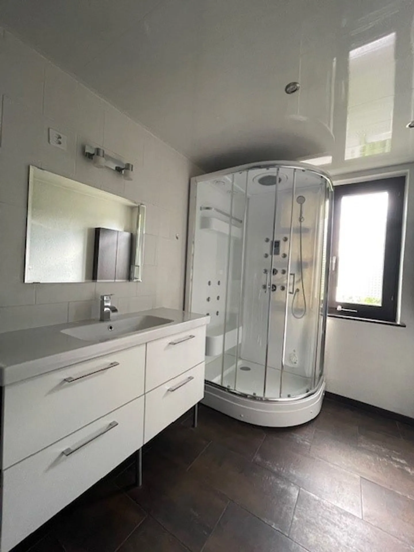 Appartement de 3,5 pièces en triplex avec terrasse proche de toutes les commodités - Foto 5 von 9