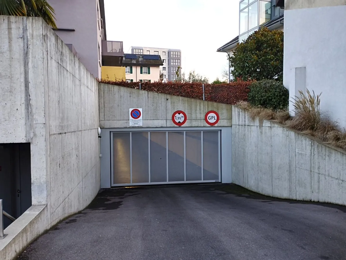 Places de parc à louer ou à vendre dans parking souterrain centre ville - Photo 1 sur 3