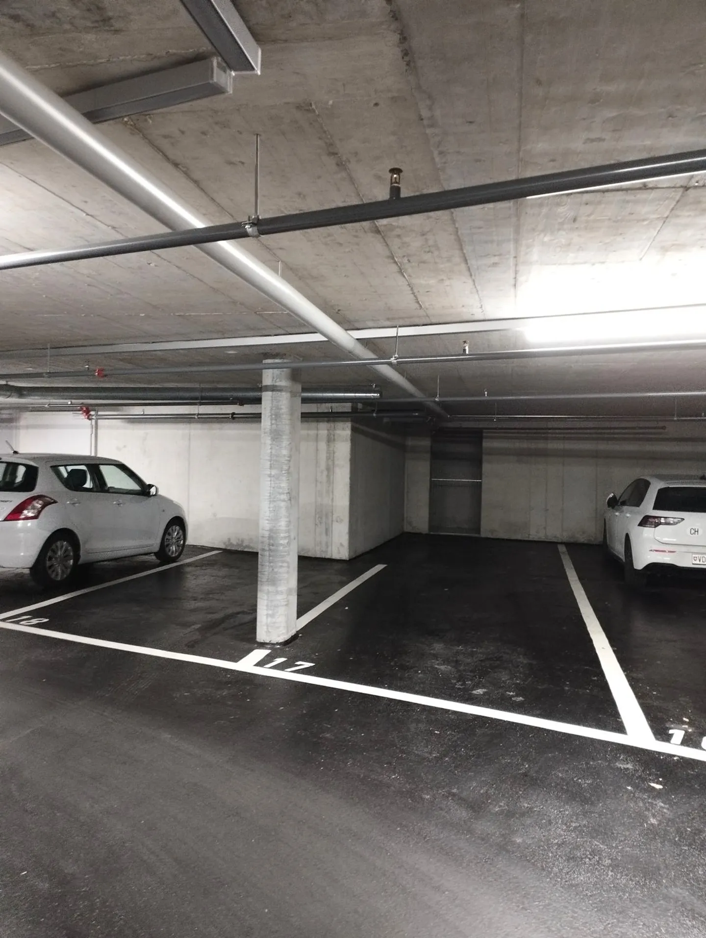 Places de parc à louer ou à vendre dans parking souterrain centre ville - Photo 3 sur 3