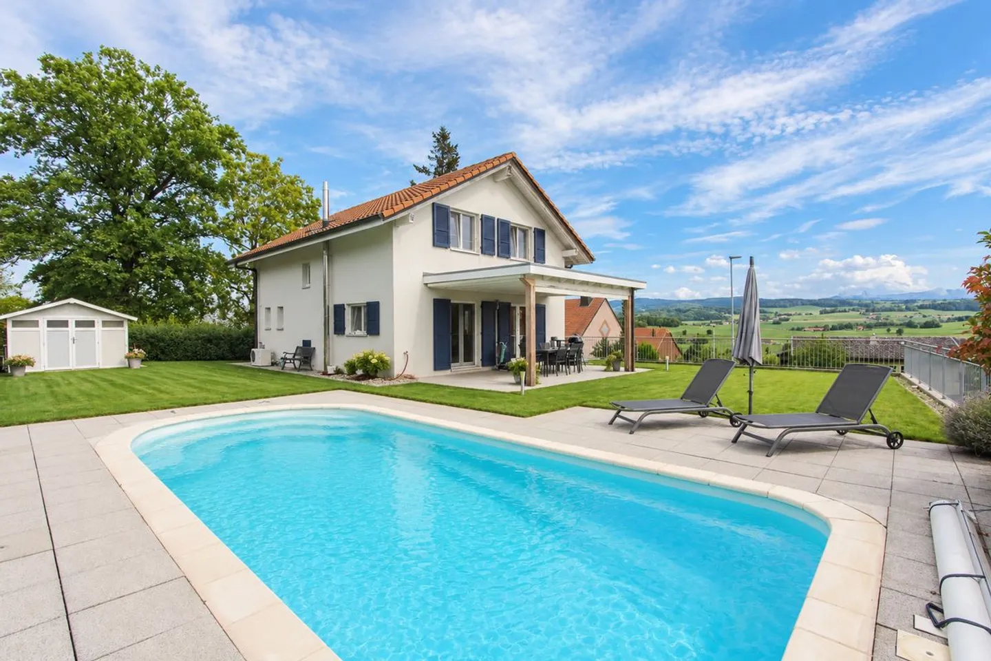Detached house with 6.5 rooms - Large garden, swimming pool and magnificent view - Photo 2 of 13