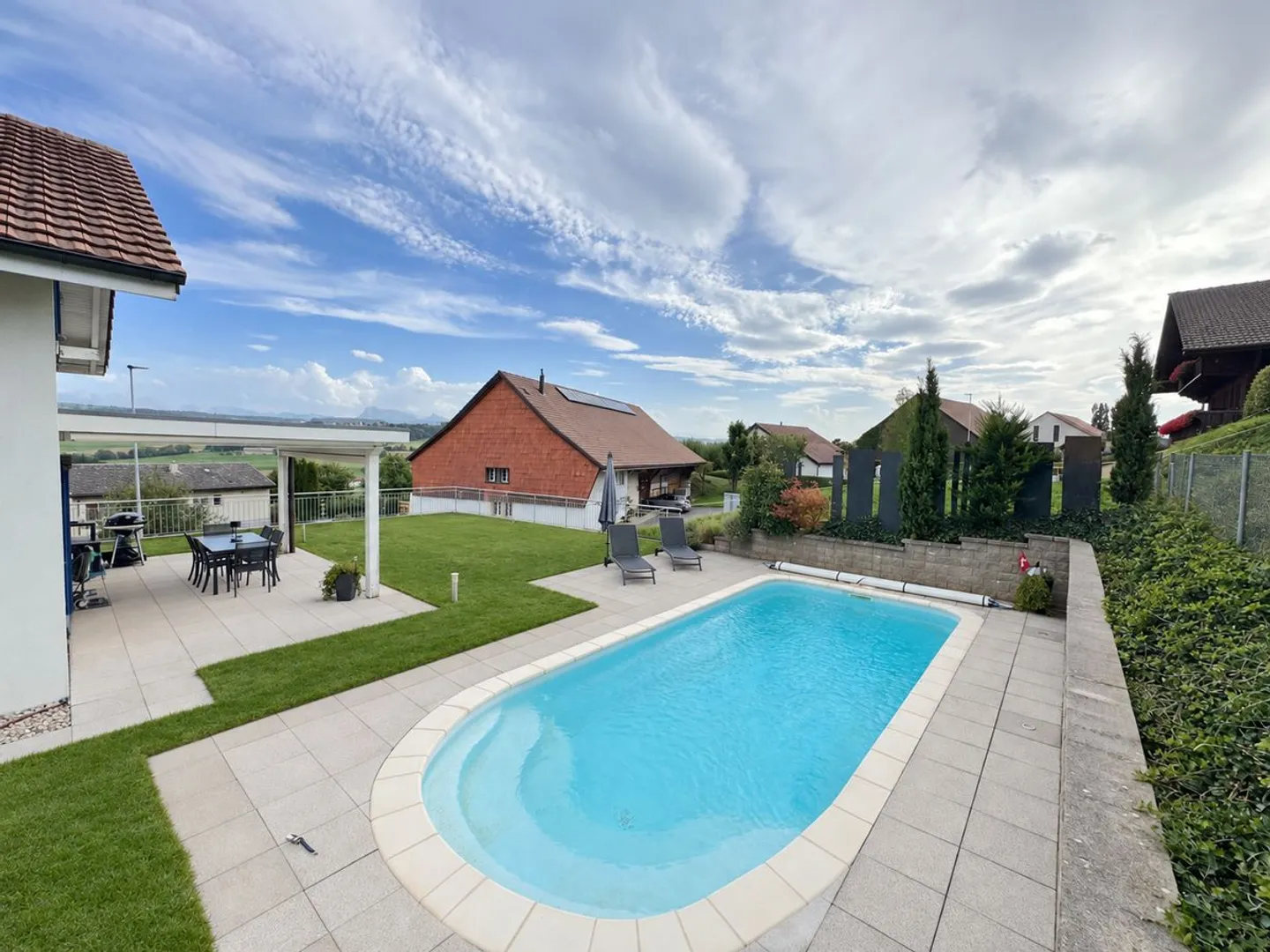 Detached house with 6.5 rooms - Large garden, swimming pool and magnificent view - Photo 1 of 13