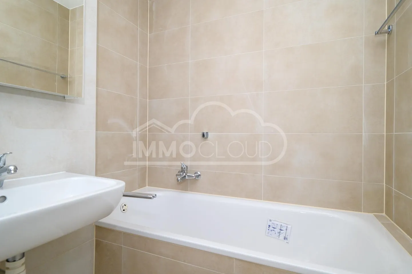 Spacious Apartment with Balcony - Photo 4 of 13