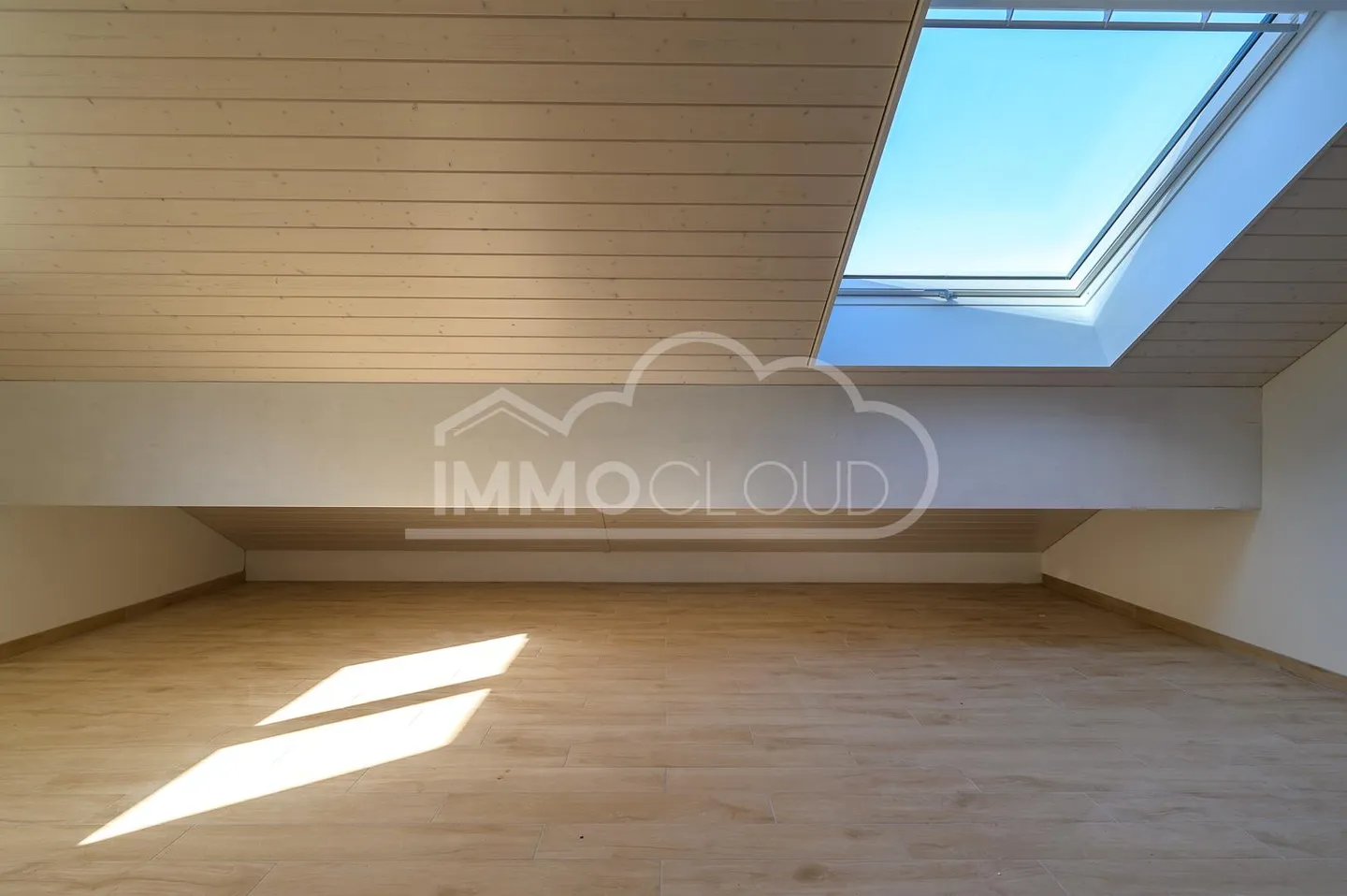 Spacious Apartment with Balcony - Photo 6 of 13