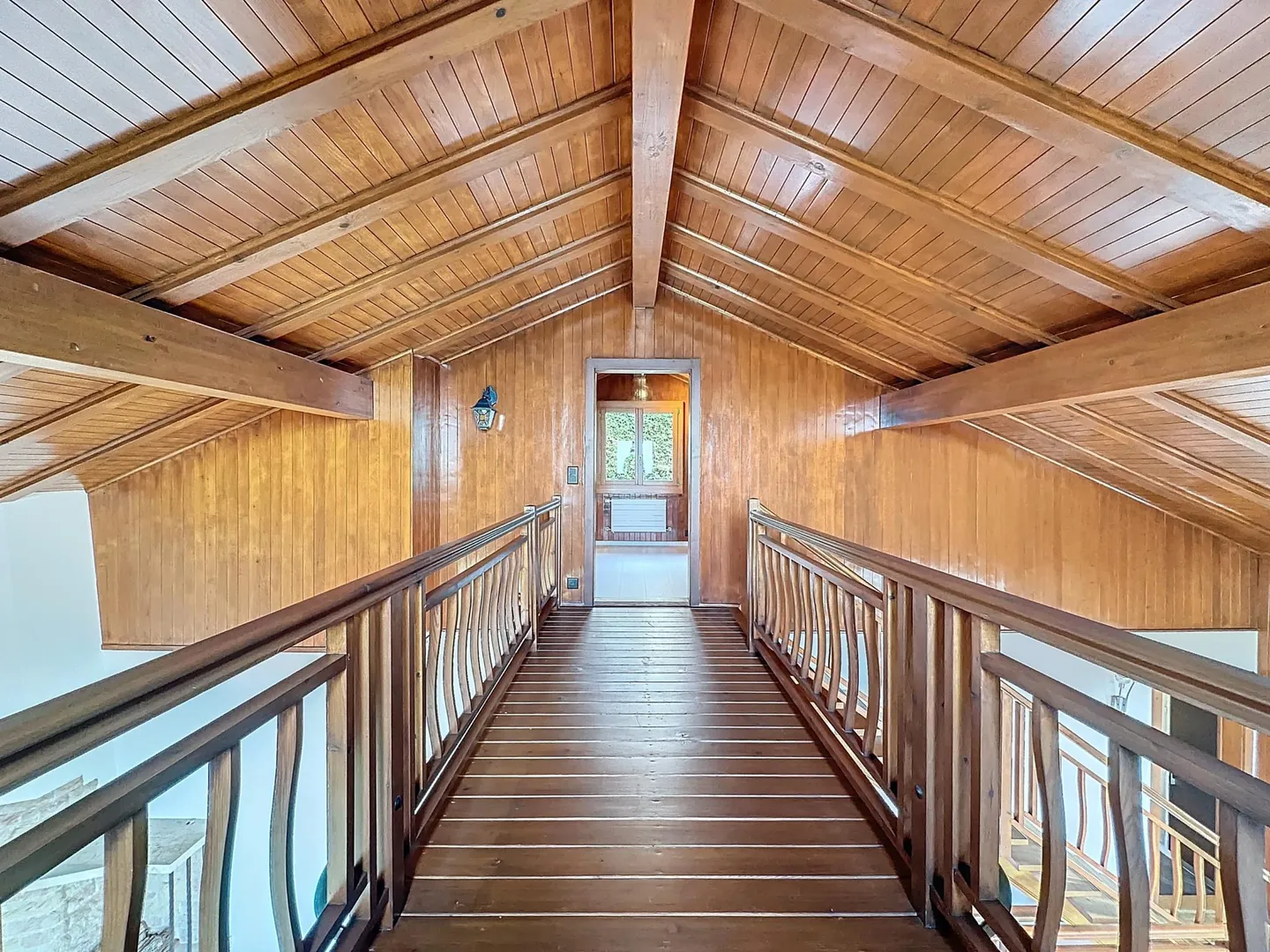 Superb chalet with panoramic view of the lake and mountains! - Photo 5 of 12