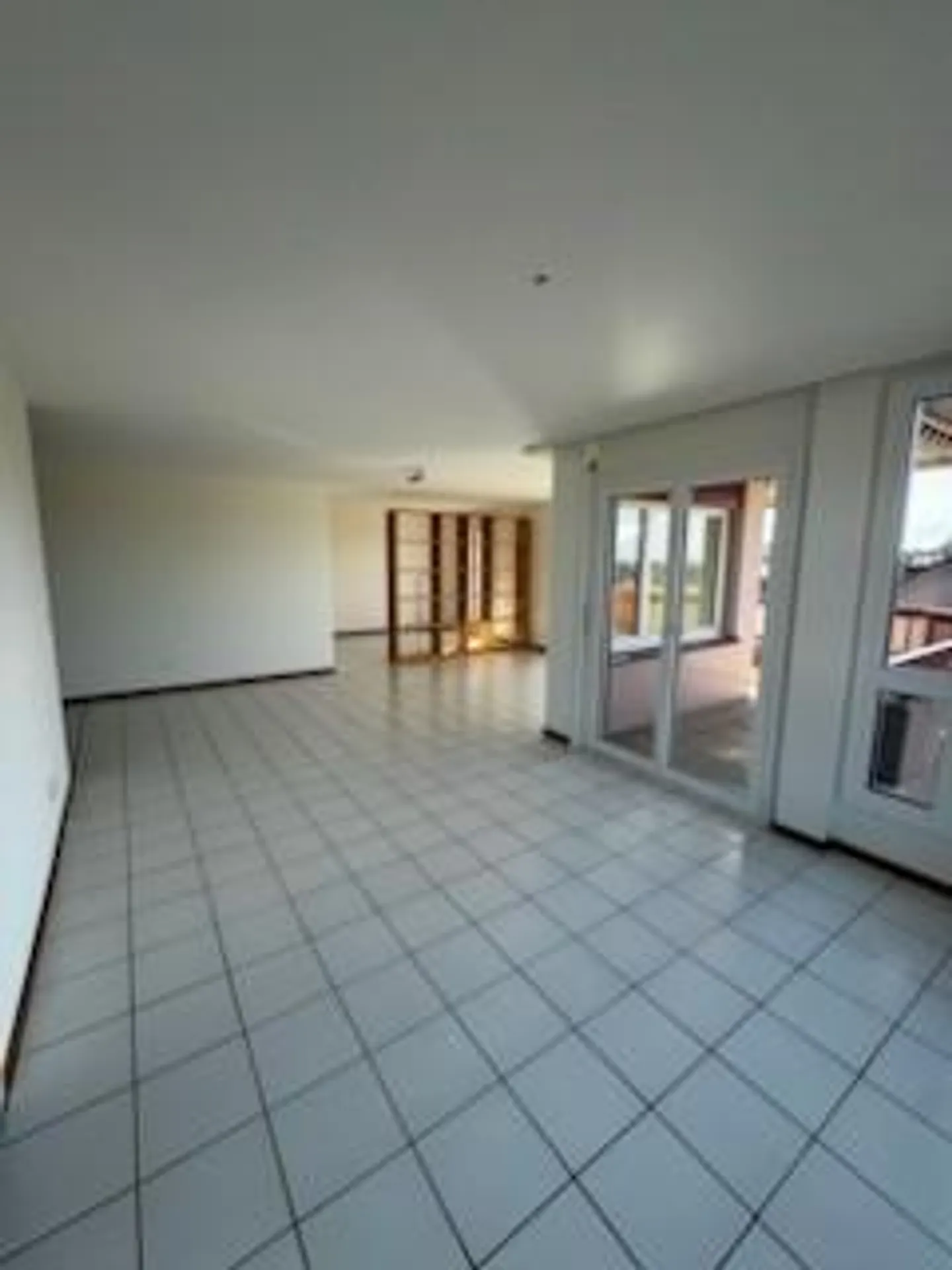 Spacious 5.5-room apartment - Photo 3 of 9