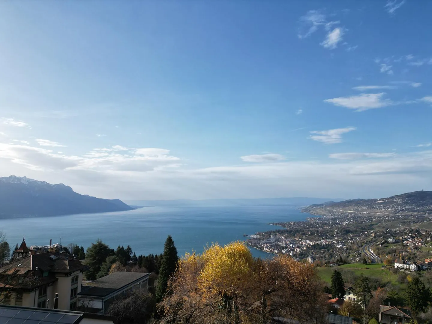 Superb chalet with panoramic view of the lake and mountains! - Photo 3 of 12