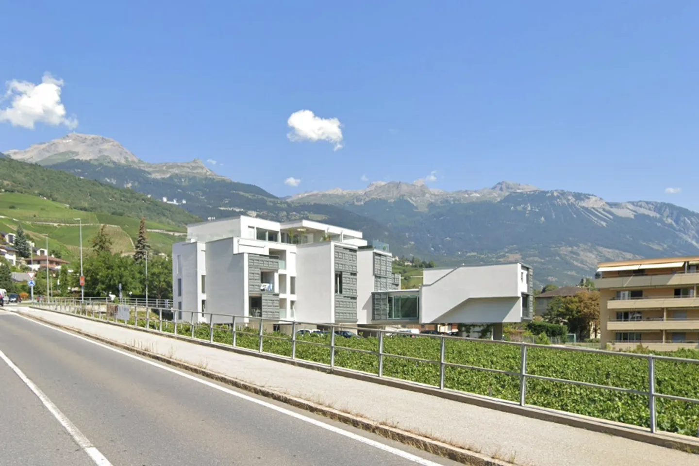 Covered parking space 2 minutes from the center - Photo 1 of 3