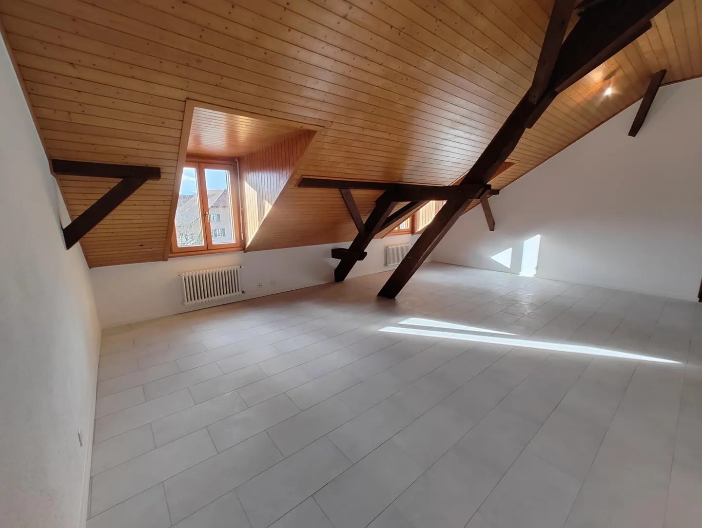 3.5 on the top floor! - Photo 3 of 6