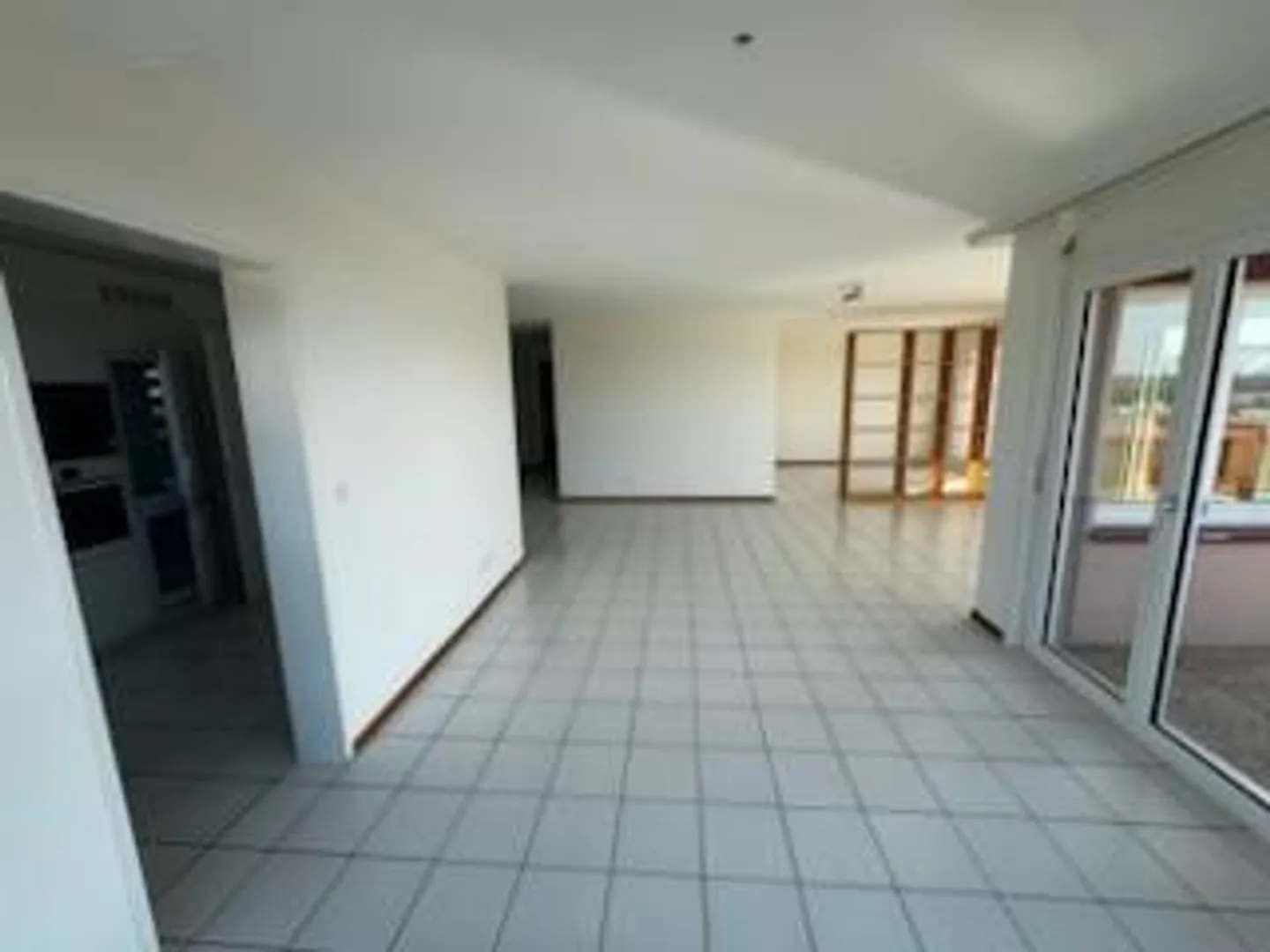 Spacious 5.5-room apartment - Photo 2 of 9