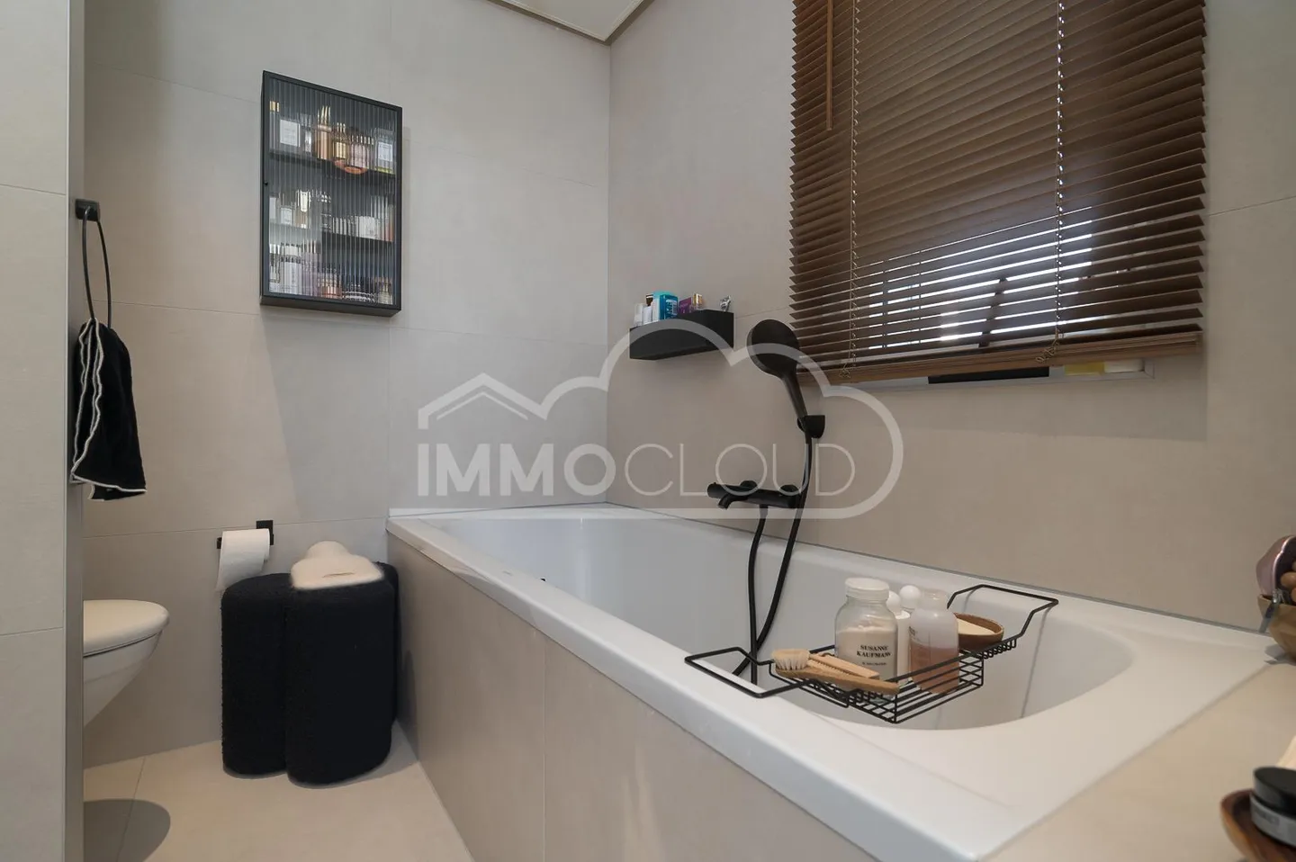 Charming Villa with Lake View - Photo 10 of 13