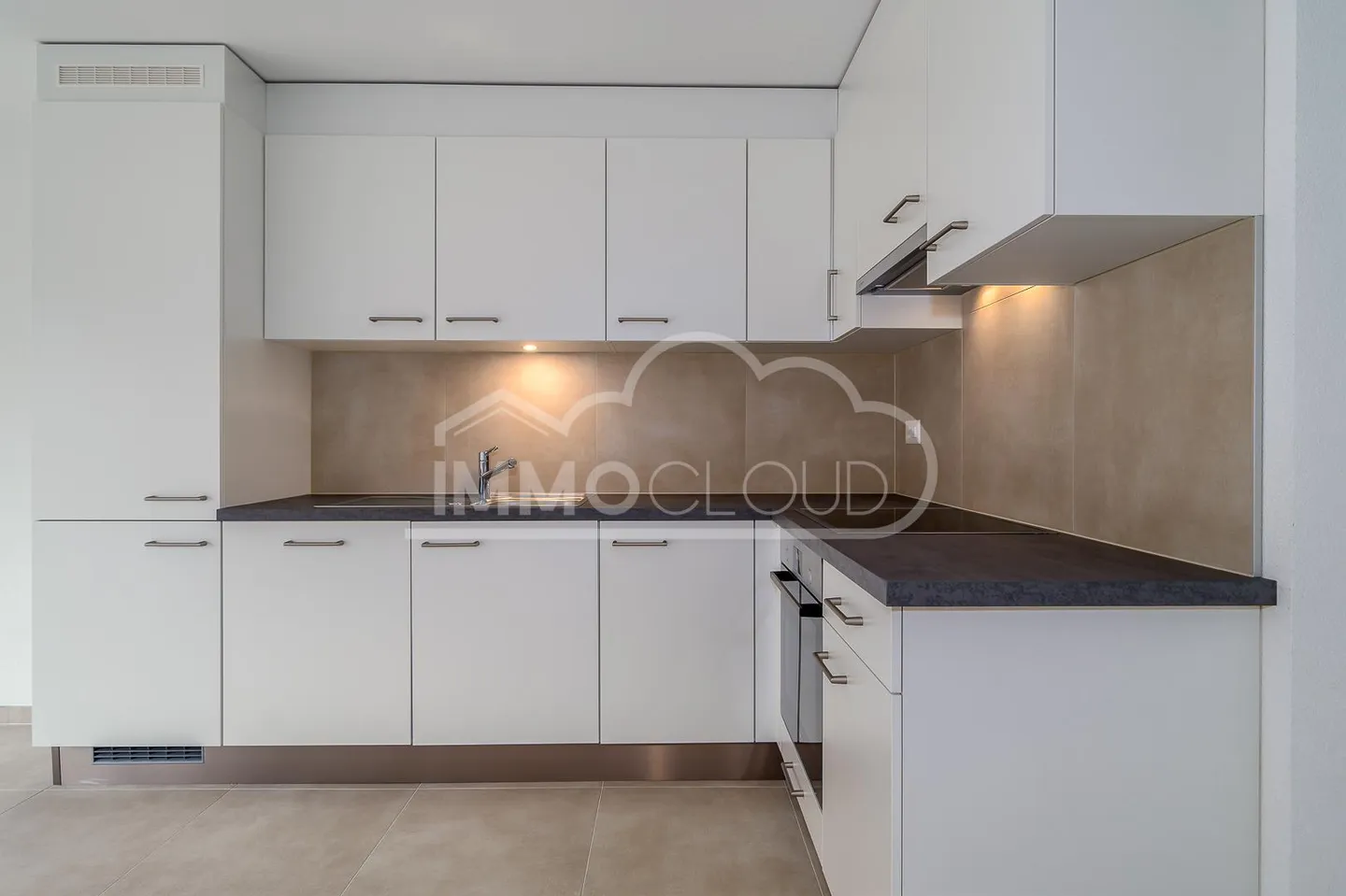 Grand salon-cuisine avec balcon ! - Photo 2 sur 13