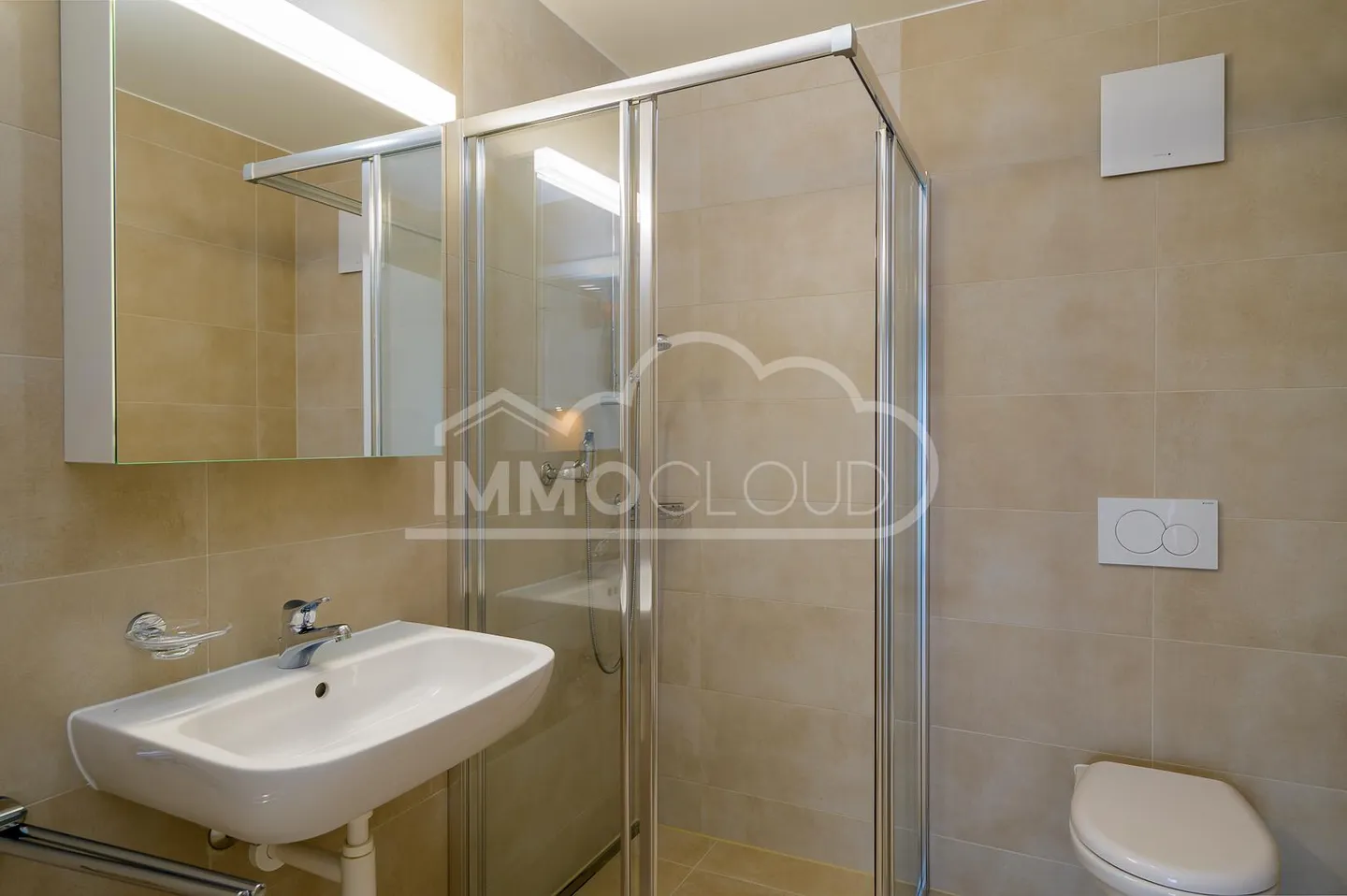 Spacious Apartment with Balcony - Photo 5 of 13