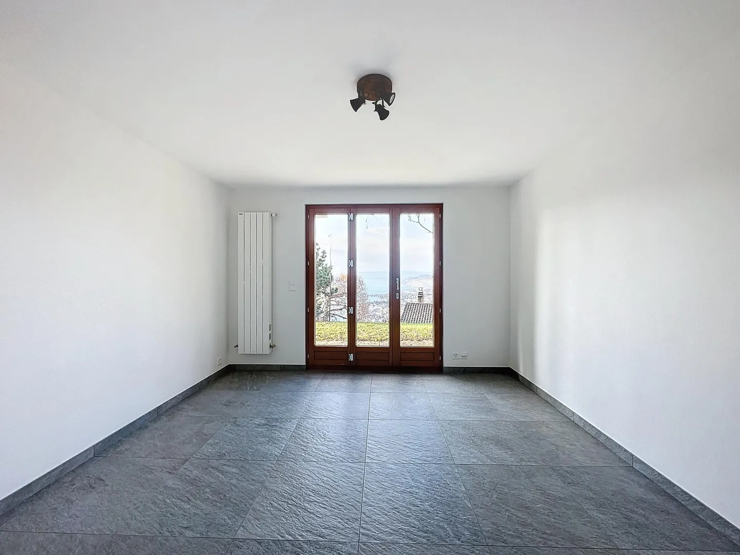 Superb chalet with panoramic view of the lake and mountains! - Photo 10 of 12