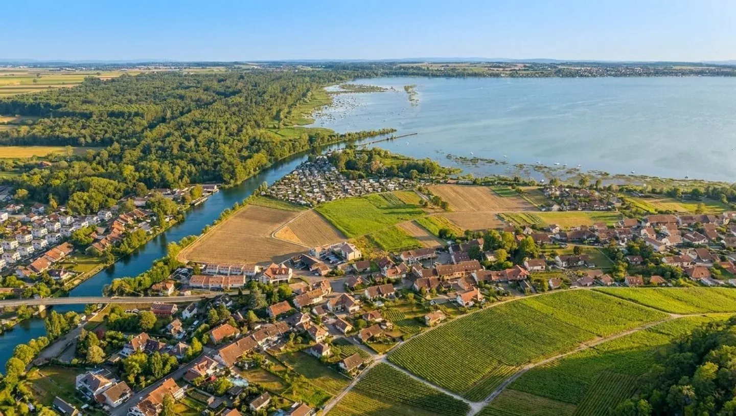 Bauland-Rarität zwischen  Weinbergen, See und Broye-Kanal | Rare parcelle à bâtir entre vignobles, lac et canal de la Broye - Foto 6 von 6