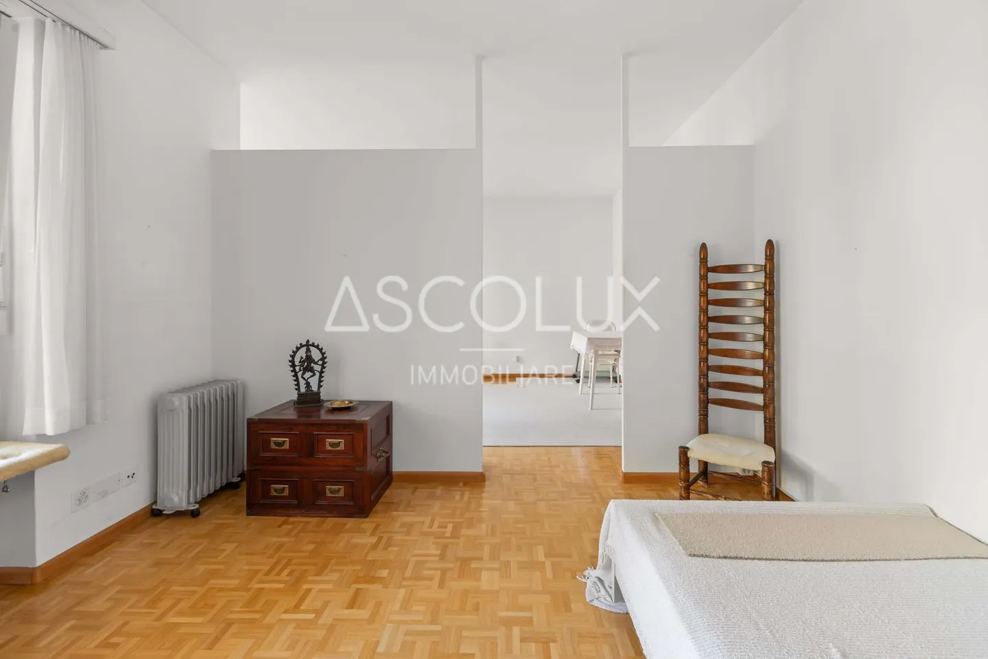 Spacious 2.5-room apartment with parking space included, in a residence with indoor pool and sauna - Photo 7 of 13