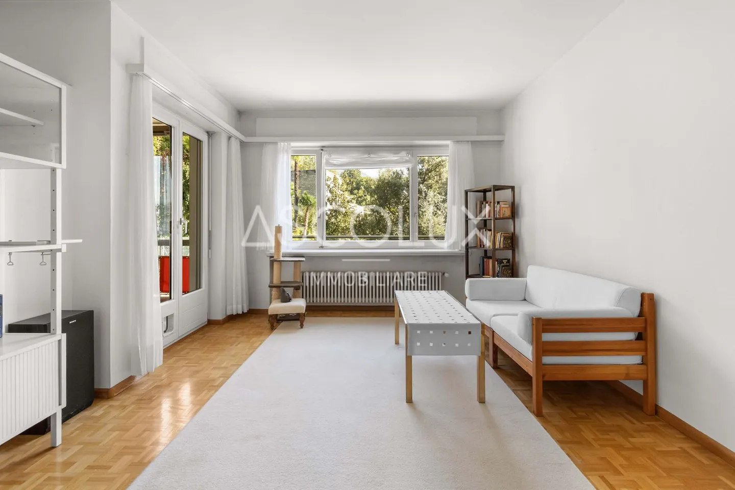 Spacious 2.5-room apartment with parking space included, in a residence with indoor pool and sauna - Photo 1 of 13