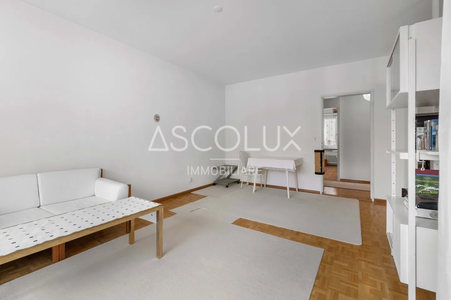 Spacious 2.5-room apartment with parking space included, in a residence with indoor pool and sauna - Photo 4 of 13