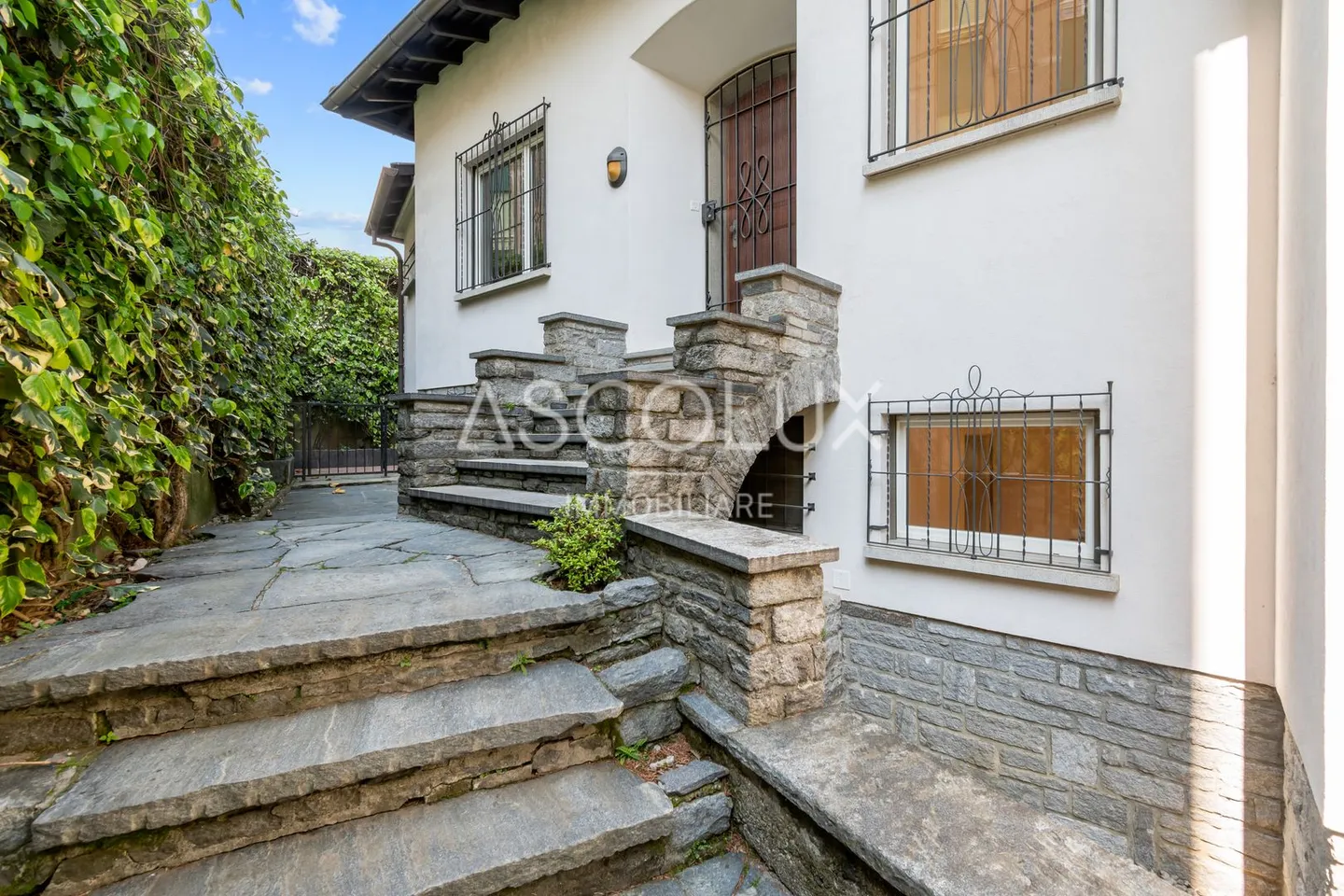 Villa individuelle de 6 pièces avec jardin et espaces extérieurs - Photo 3 sur 13