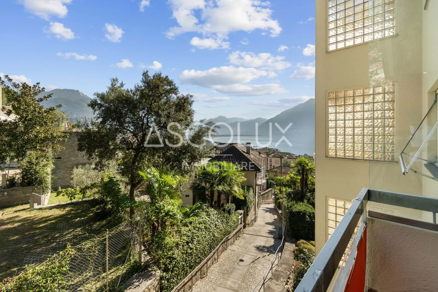 Spacious 2.5-room apartment with parking space included, in a residence with indoor pool and sauna - Photo 9 of 13