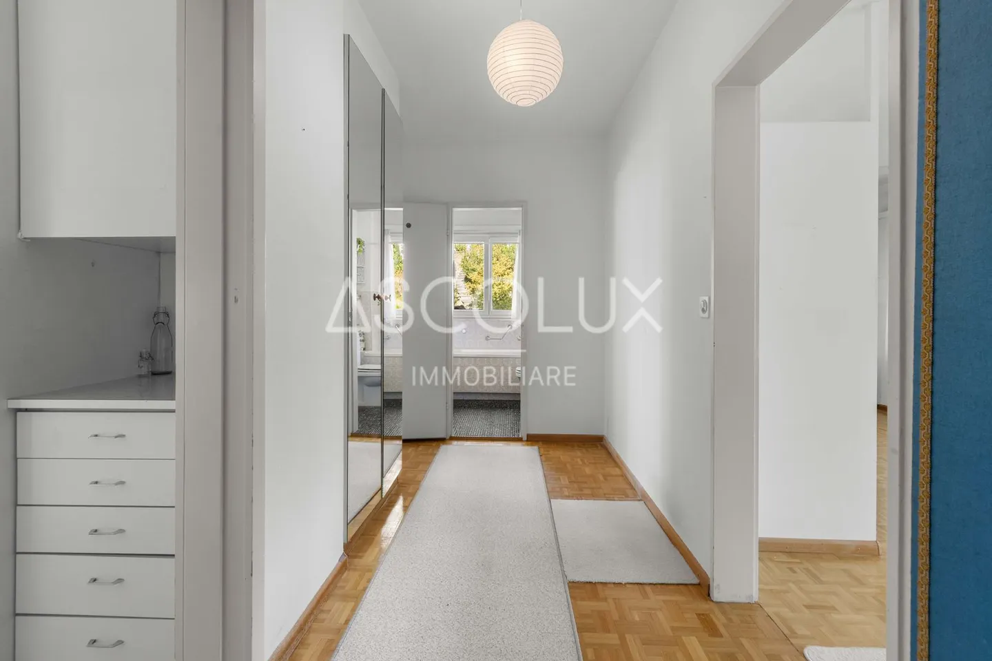 Spacious 2.5-room apartment with parking space included, in a residence with indoor pool and sauna - Photo 11 of 13