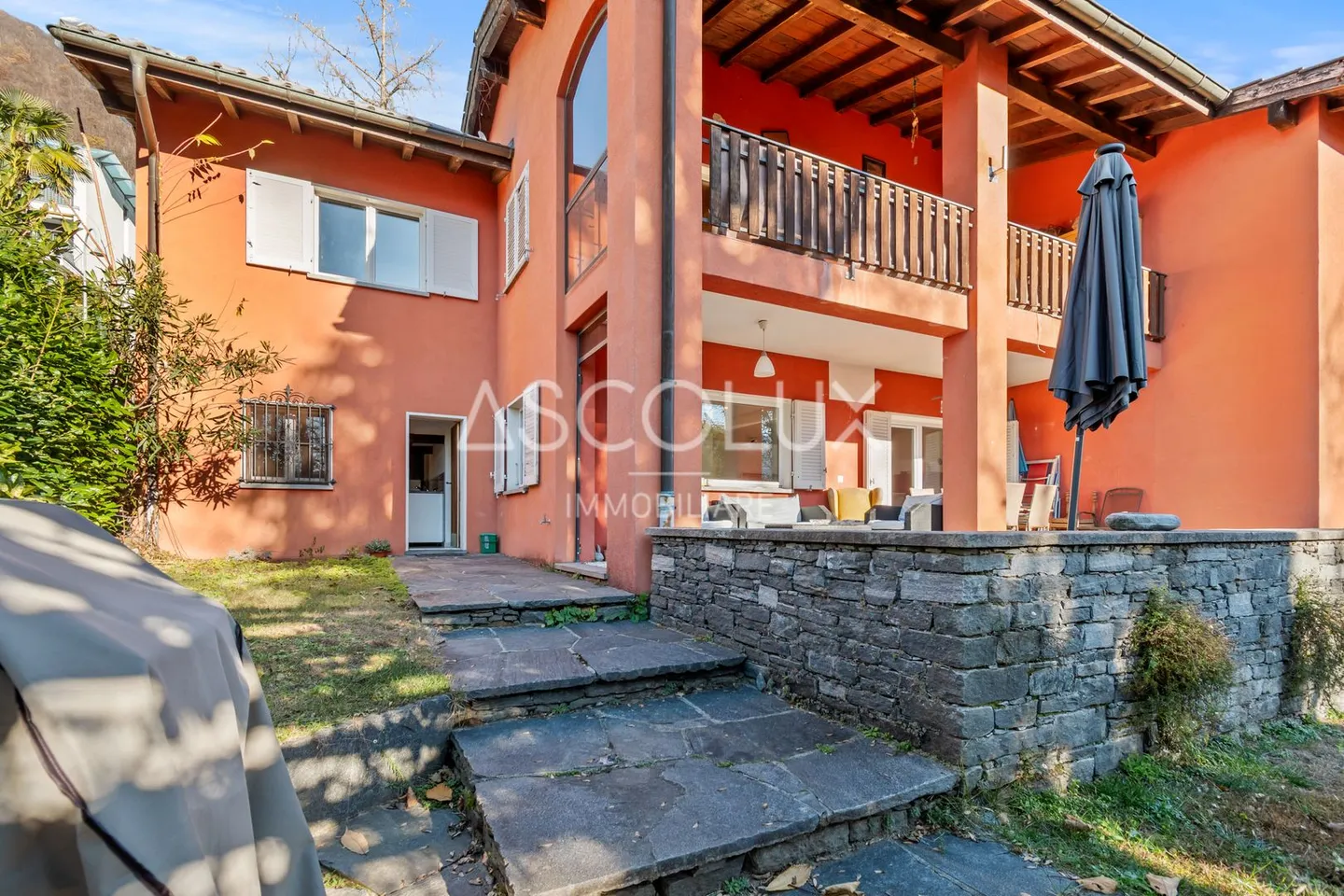 Casa bifamiliare da ristrutturare con giardino - Foto 4 di 13