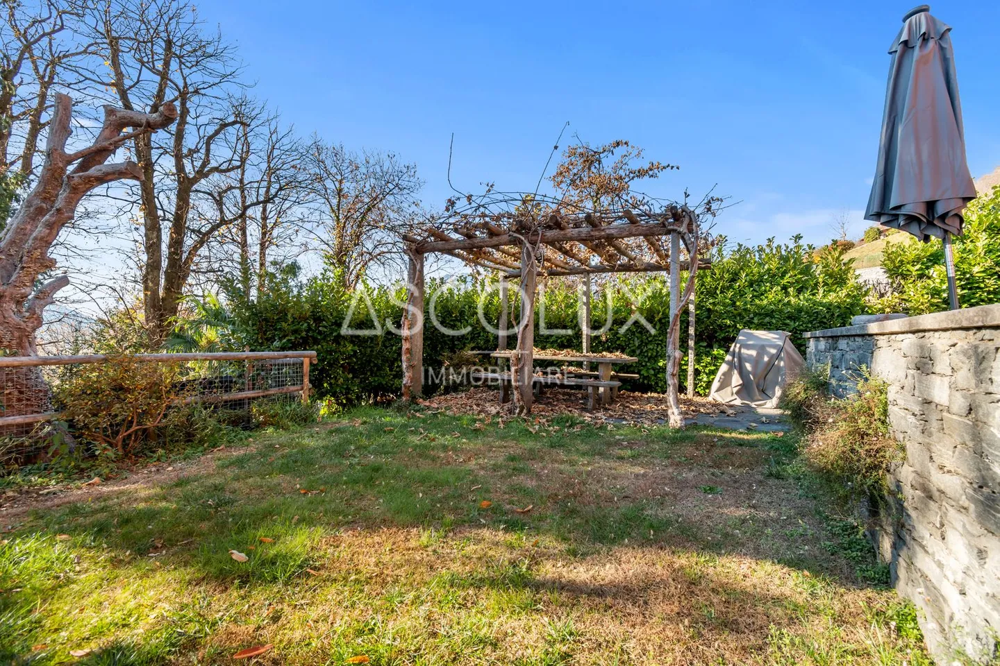 Casa bifamiliare da ristrutturare con giardino - Foto 5 di 13