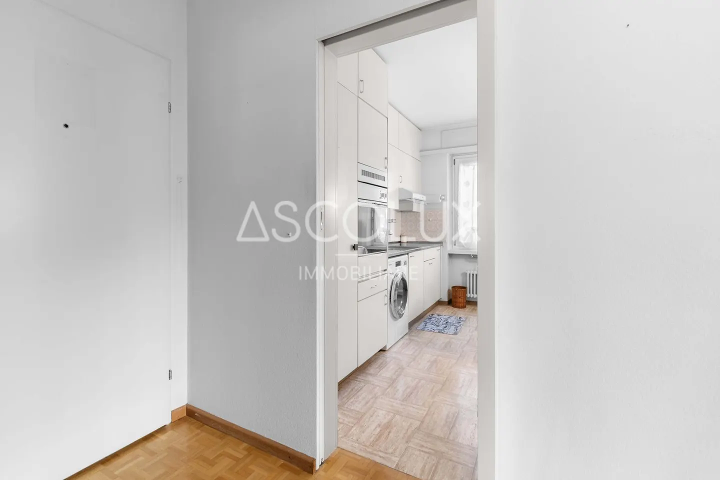 Spacious 2.5-room apartment with parking space included, in a residence with indoor pool and sauna - Photo 12 of 13
