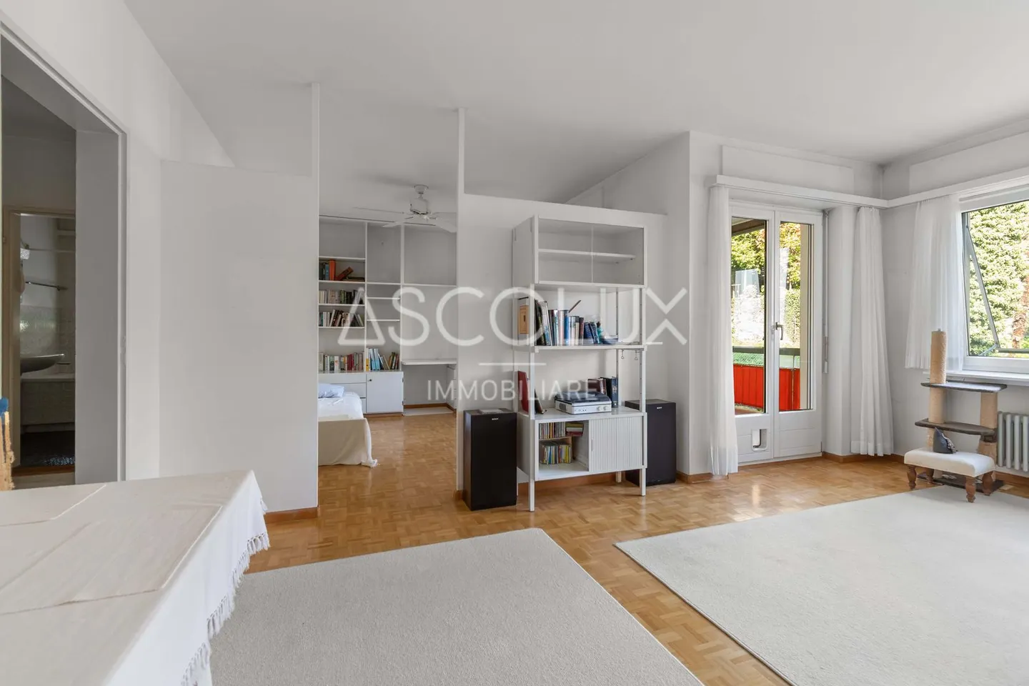 Spacious 2.5-room apartment with parking space included, in a residence with indoor pool and sauna - Photo 2 of 13