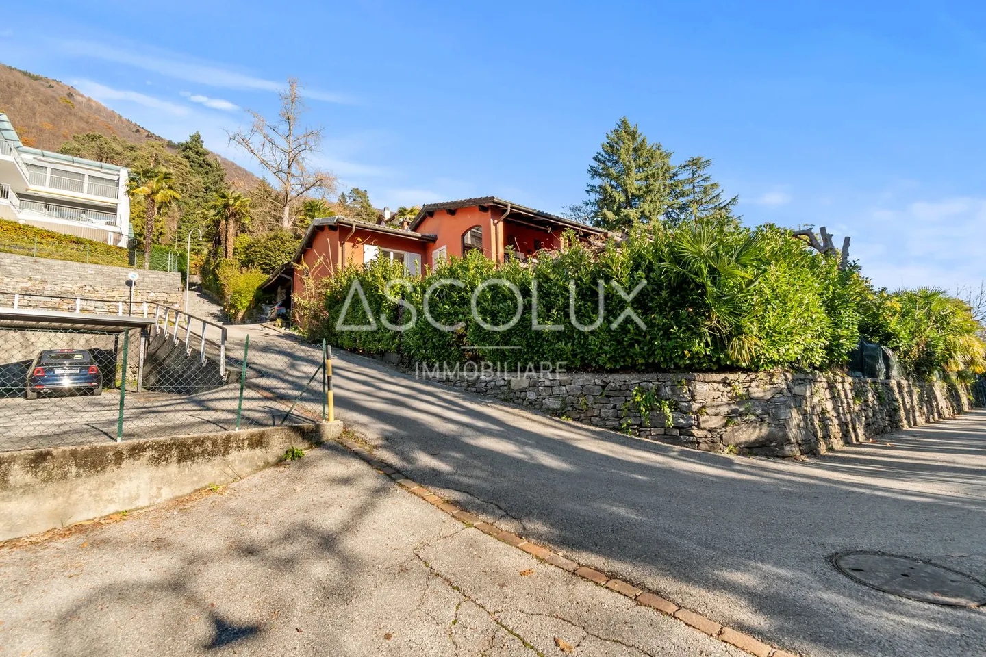 Casa bifamiliare da ristrutturare con giardino - Foto 1 di 13
