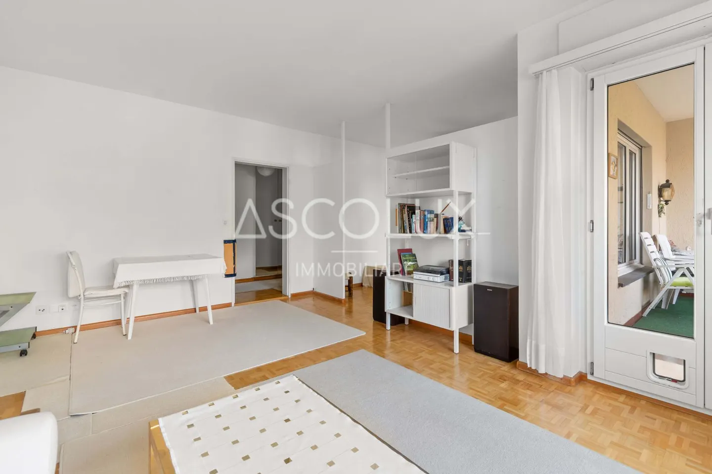 Spacious 2.5-room apartment with parking space included, in a residence with indoor pool and sauna - Photo 3 of 13
