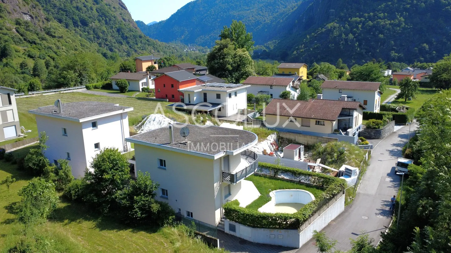 Bella casa unifamiliare di 4.5 locali con giardino e piscina in una zona residenziale tranquilla - Foto 3 di 13