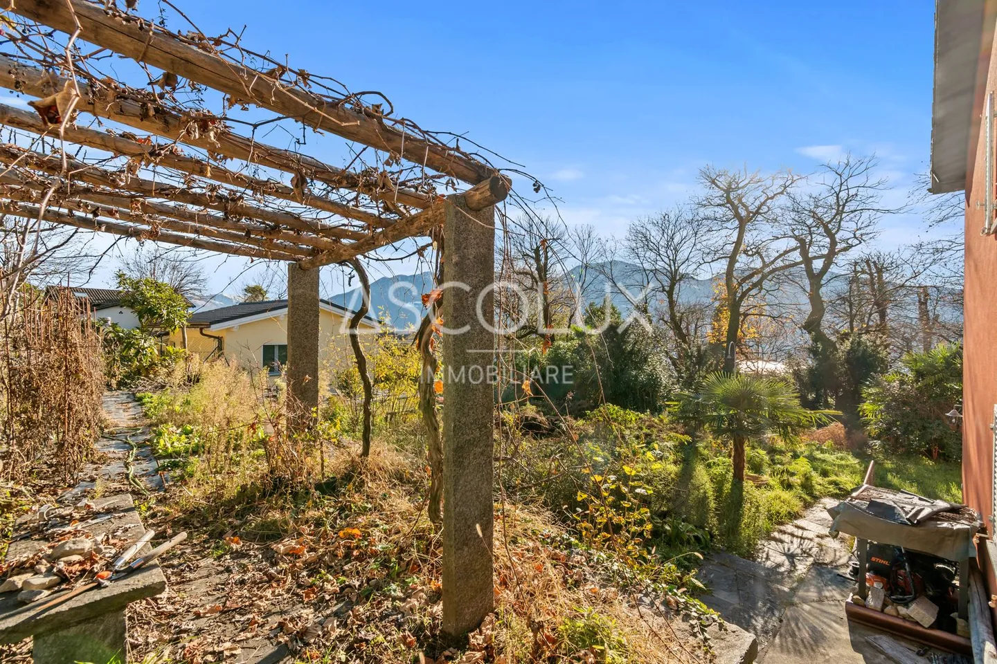 Casa bifamiliare da ristrutturare con giardino - Foto 6 di 13