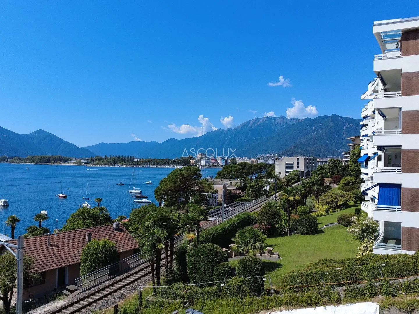 Eleganza, Design e Lusso: Ampio appartamento di 4,5 locali con terrazza e vista mozzafiato sul lago - Foto 3 di 13