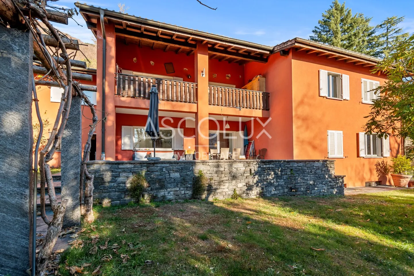 Casa bifamiliare da ristrutturare con giardino - Foto 3 di 13