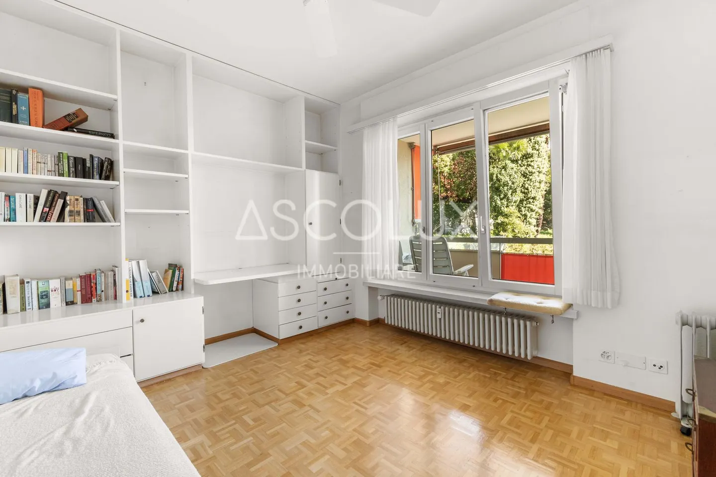 Spacious 2.5-room apartment with parking space included, in a residence with indoor pool and sauna - Photo 6 of 13