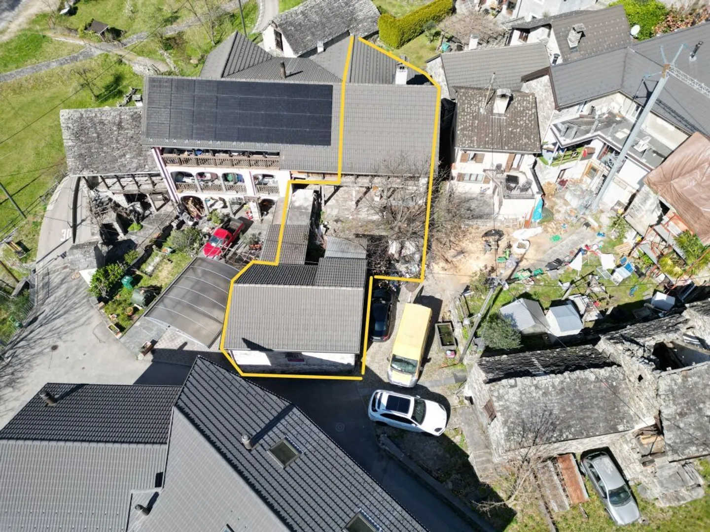 GORDEVIO – Renovation-Needed Ticino House with Livable Barn - Photo 1 of 6